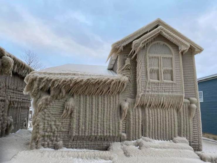 Lake Erie Homes Are Now Covered In Very Thick Ice!