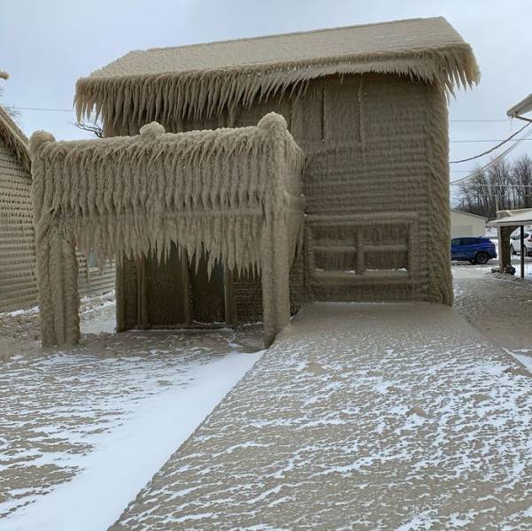 Lake Erie Homes Are Now Covered In Very Thick Ice!