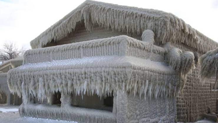 Lake Erie Homes Are Now Covered In Very Thick Ice!