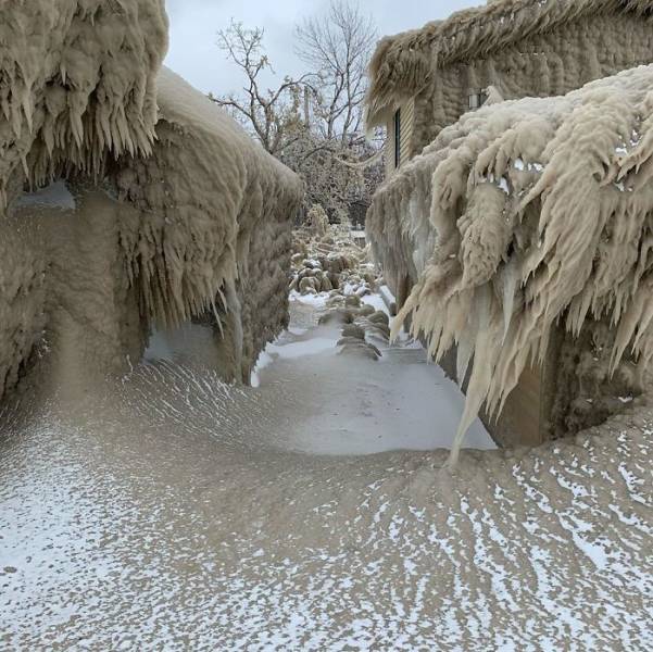 Lake Erie Homes Are Now Covered In Very Thick Ice!