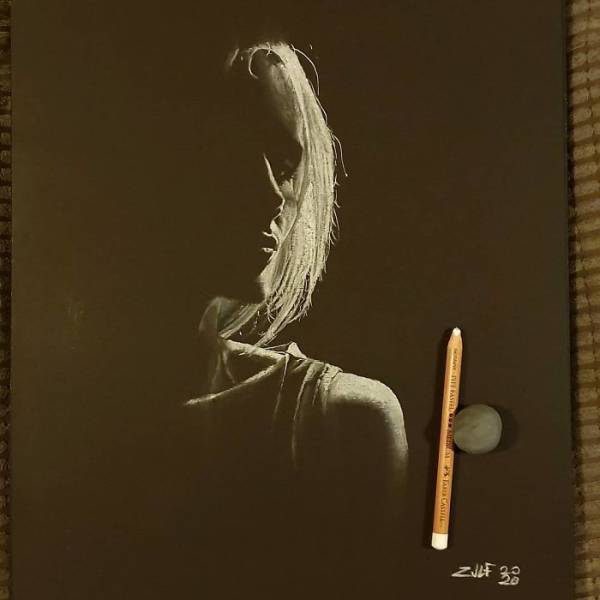 These Beautifully Lighted Photos Of Women Are Actually Pencil Drawings!