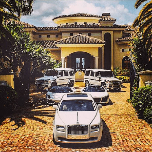 Mexican Drug Cartel Members Share Photos Of Their Wealth