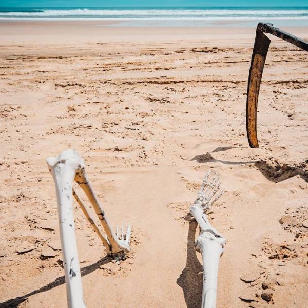 Guy Plans To Travel Around Florida Beaches As The Grim Reaper