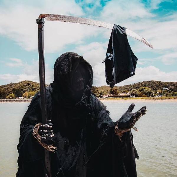 Guy Plans To Travel Around Florida Beaches As The Grim Reaper