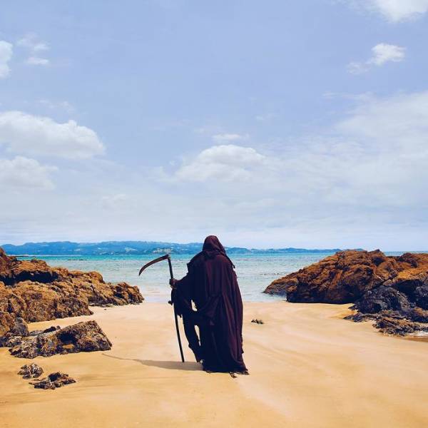 Guy Plans To Travel Around Florida Beaches As The Grim Reaper