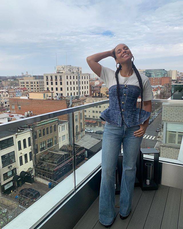 Celebs Who Don’t Always Overedit Their Social Media Photos Celebs Who Don’t Always Overedit Their Social Media Photos