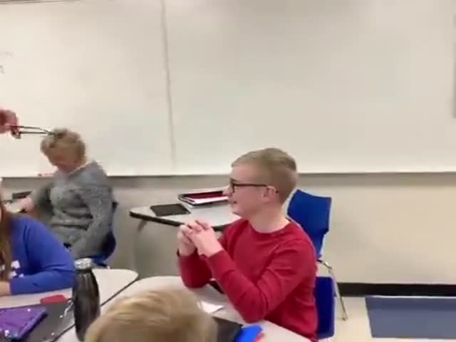 Colorblind Guy Sees His First Colors