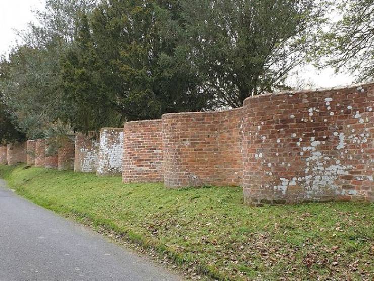 United Kingdom Is Full Of These Wavy Brick Walls!