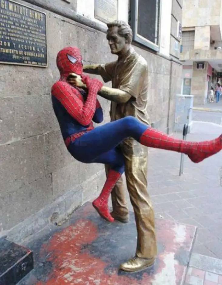 People Love Posing With Statues!