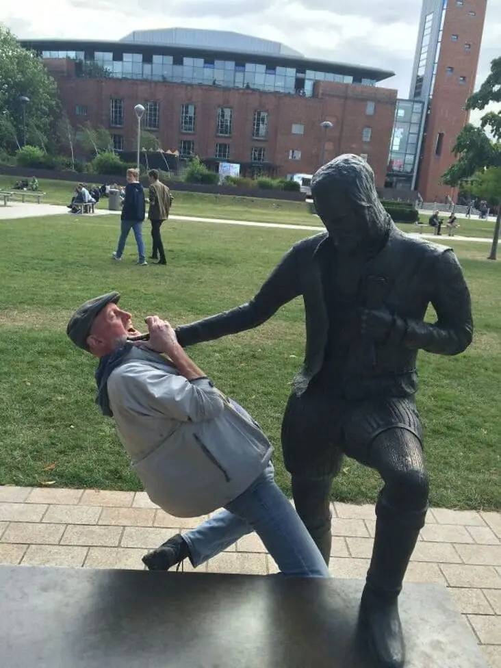 People Love Posing With Statues!