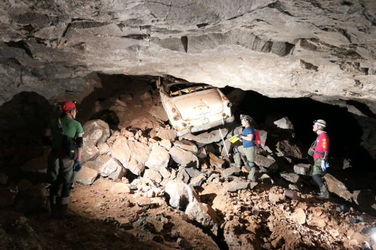 Giant Sinkhole Appeared In South Dakota, People Immediately Ventured Forth To Investigate