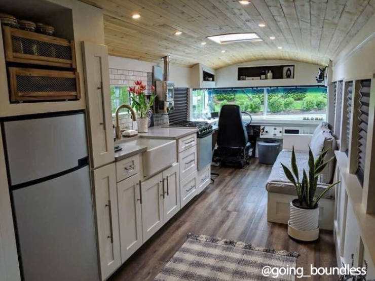 Couple Turns An Old ’90s School Bus Into Their New Home
