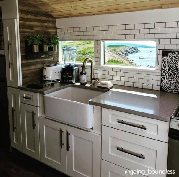 Couple Turns An Old ’90s School Bus Into Their New Home