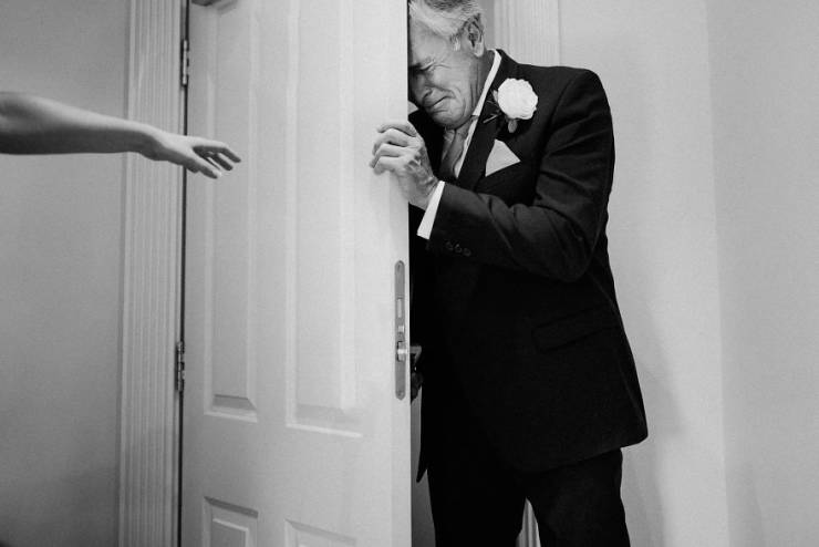 Photographer Shows The Most Intimate Unstaged Photos Of Fathers And Their Daughters At Weddings