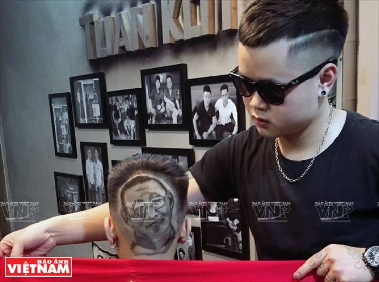 This Vietnamese Hairstylist Uses Backs Of People’s Heads As Canvases!