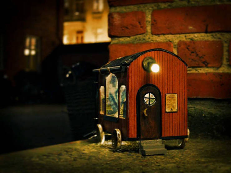 “Anonymouse” Create Mouse-Sized Miniatures, And They Look Kinda Cool!