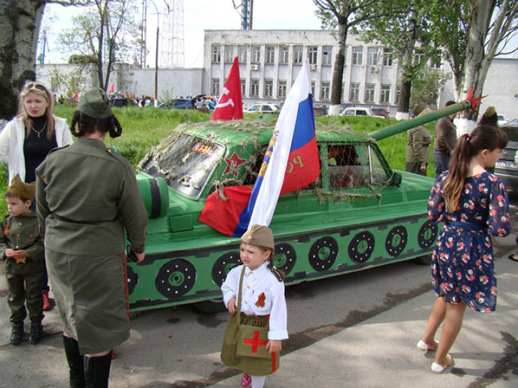 Russians Love Tanks. Car Tanks!