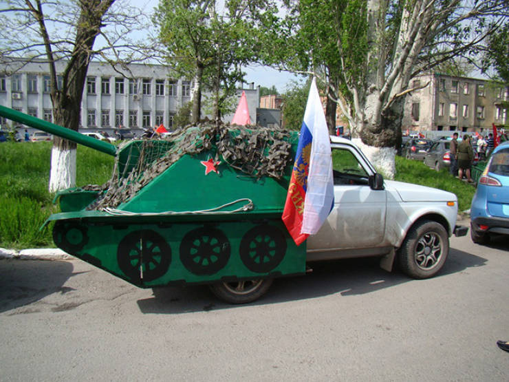 Russians Love Tanks. Car Tanks!