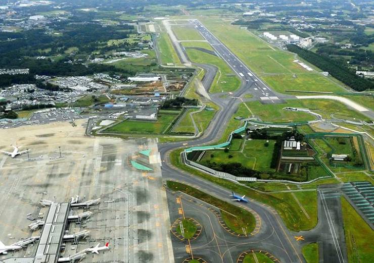 This Japanese Farmer Lives In The Middle Of A Giant Airport!