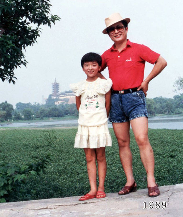Dad And Daughter Take The Same Photo Throughout 40 Years To Show How Time Changes Everything…