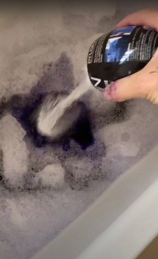 Guy Dyes His Girlfriend Blue In A “Smurf Prank”…