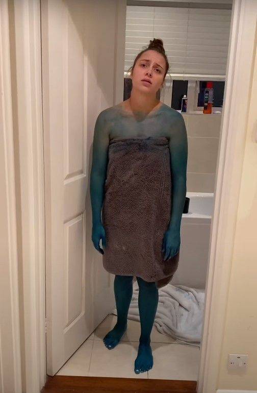 Guy Dyes His Girlfriend Blue In A “Smurf Prank”…