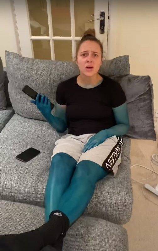Guy Dyes His Girlfriend Blue In A “Smurf Prank”…