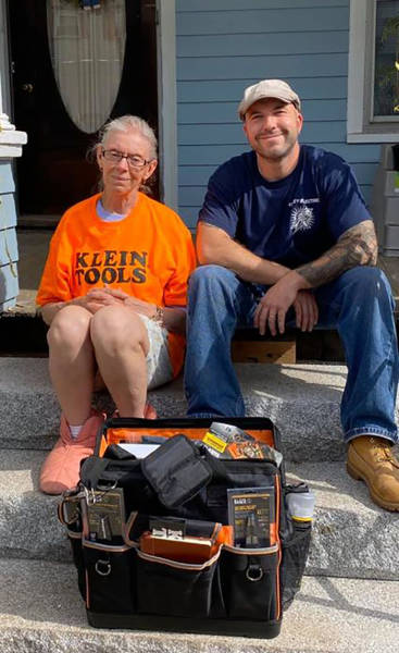 Electrician Fixes 72-Year-Old Woman’s Lights, Then Organizes A Volunteer Group To Fix Her House For Free