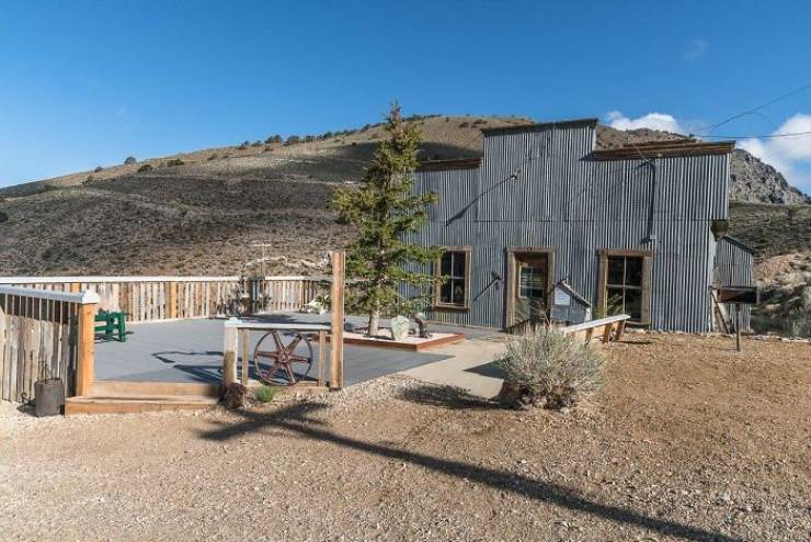 Guy Casually Buys A Ghost Town For $1.4 M And Self-Isolates There For Six Months, Rebuilding The Town In The Process