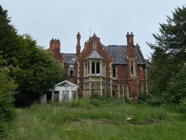 This Mansion Has Been Abandoned For Over 30 Years!