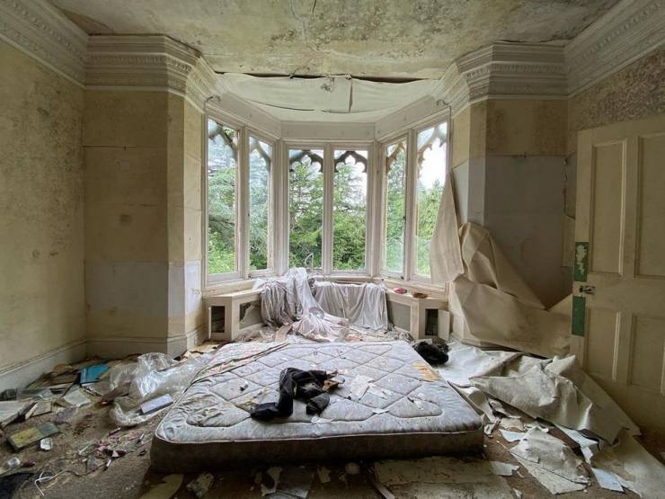 This Mansion Has Been Abandoned For Over 30 Years!