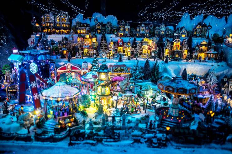 Couple Spends More Than $26,000 To Turn Their House Into A Winter Wonderland Castle