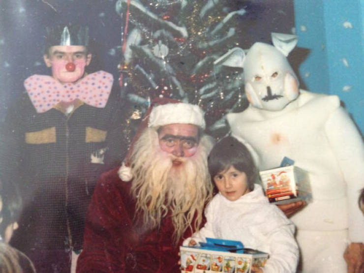 These Christmas Family Photos Are Pretty Awkward…