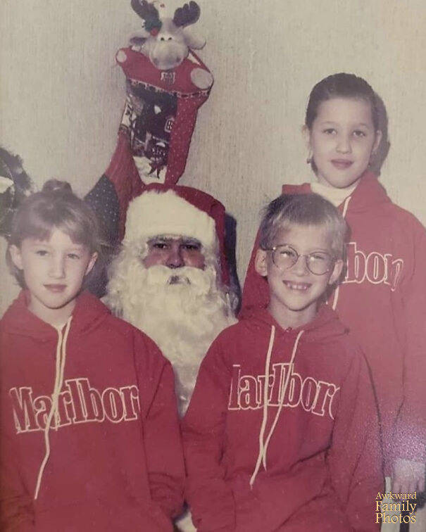 These Christmas Family Photos Are Pretty Awkward…