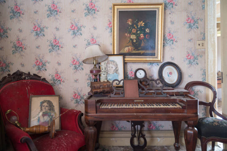 This Abandoned XIX Century Cottage Once Belonged To A Curio Collector…