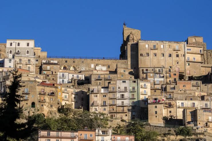 Italian Town Sells Houses For 1€ Each And Gives €25 Thousand For Renovation