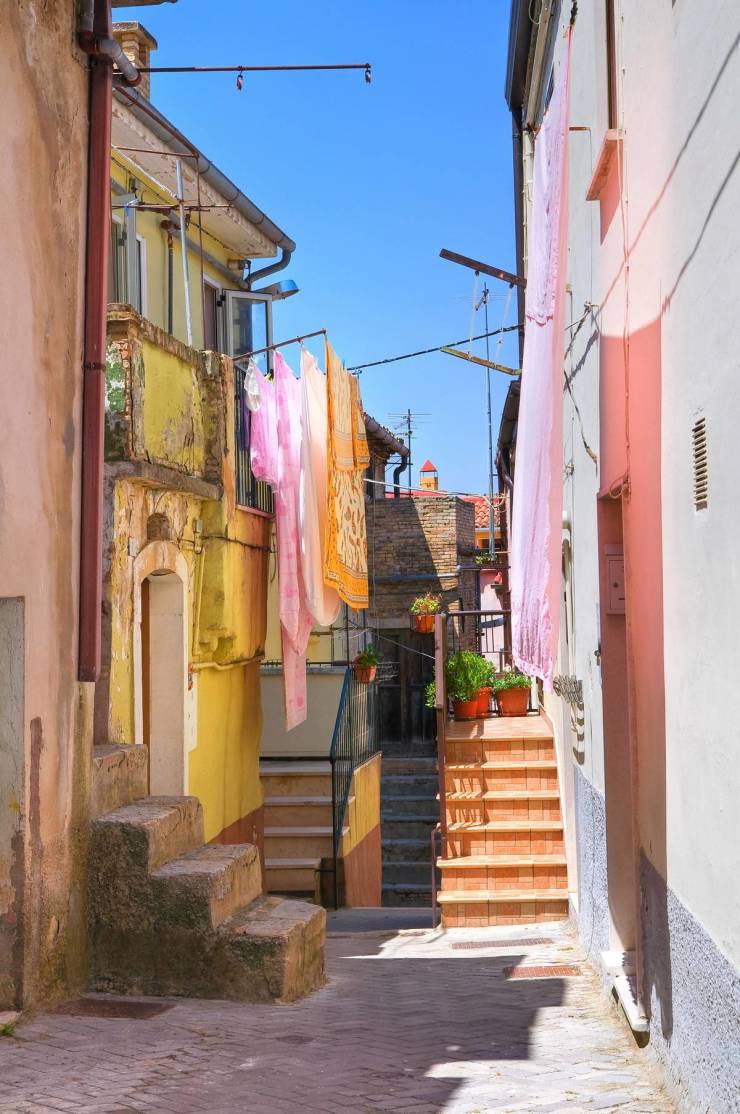 Italian Town Sells Houses For 1€ Each And Gives €25 Thousand For Renovation