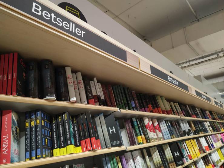 Funny looking shop bookcase with the title "Betseller".