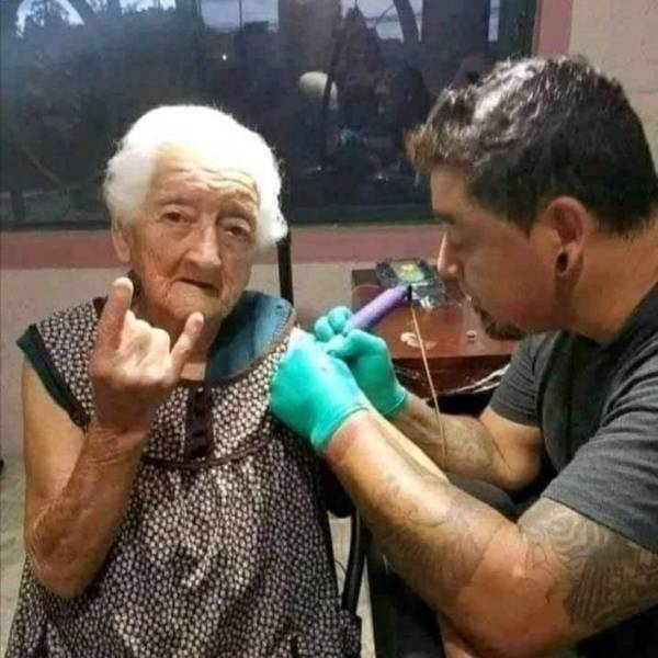 Grandma is getting a tattoo in the salon.