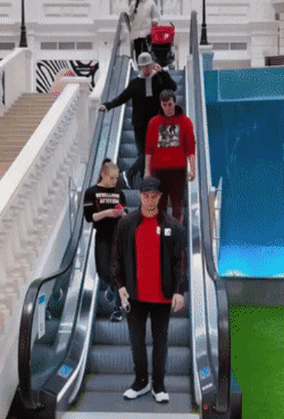 Nice Prank On The Escalator