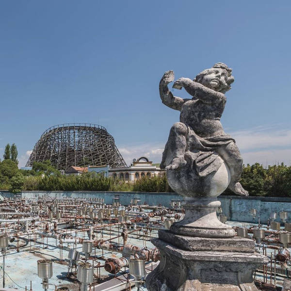 “Nara Dreamland”, The Abandoned Amusement Park