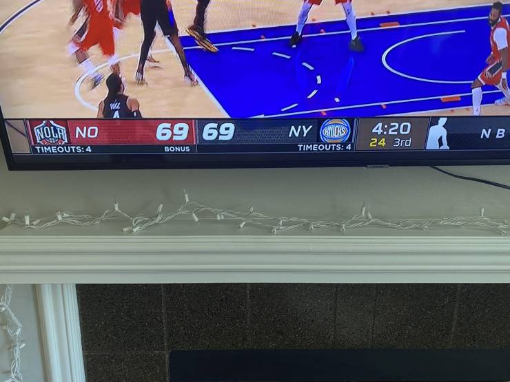 A screen with a basketball game score on it.
