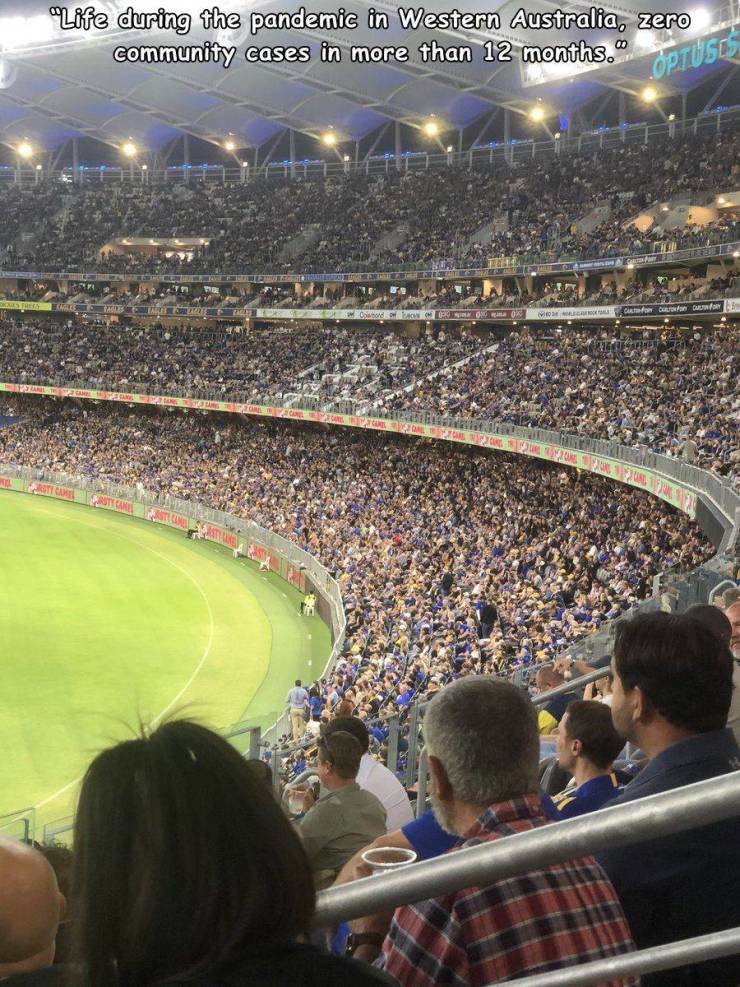 A big stadium with a lot of people and a statement about zero community cases in Western Australia.