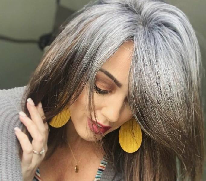 41-Year-Old Woman Decides To Stop Dyeing Her Hair After It Started Going Gray In Her Early 20s