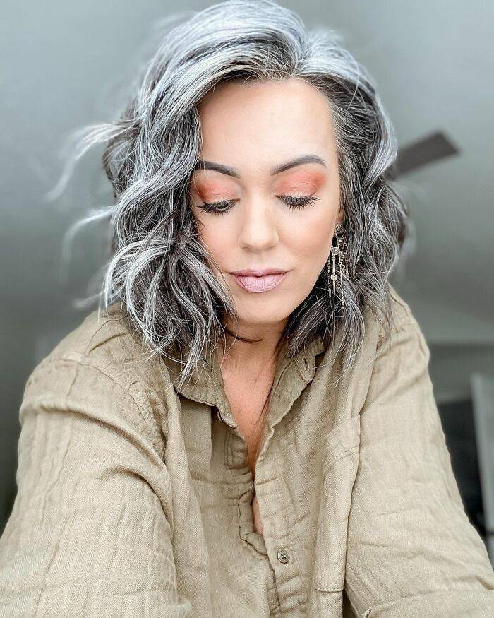 41-Year-Old Woman Decides To Stop Dyeing Her Hair After It Started Going Gray In Her Early 20s