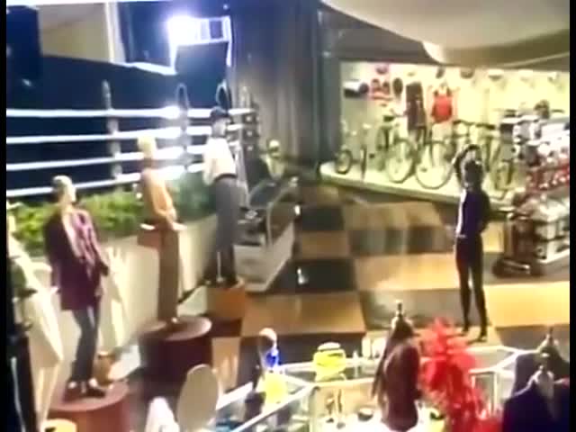 Michelle Pfeiffer In “Batman Returns”: All Four Mannequin Heads In One Take