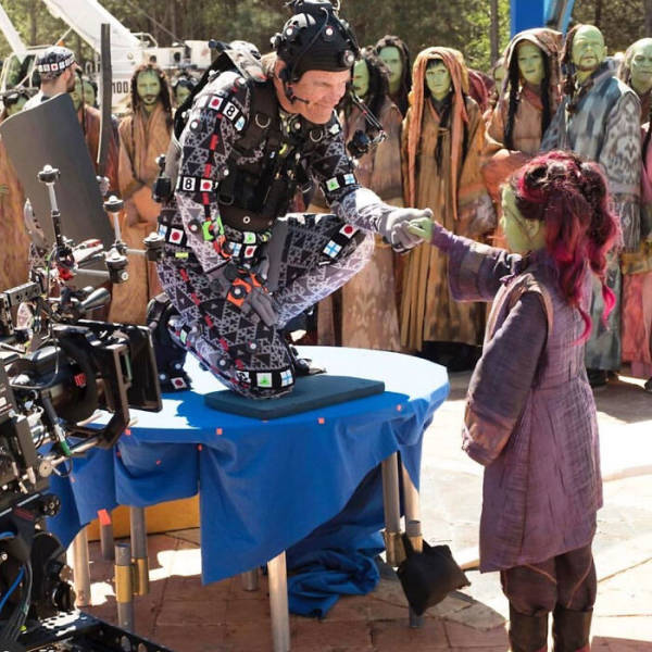Wholesome Behind-The-Scenes Photos From “Marvel” Movies