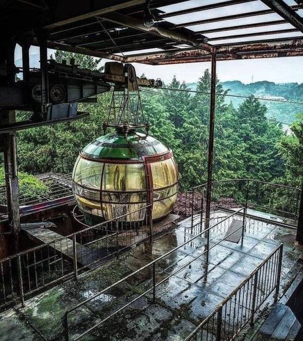 These Abandoned Buildings Are Both Majestic And Spooky