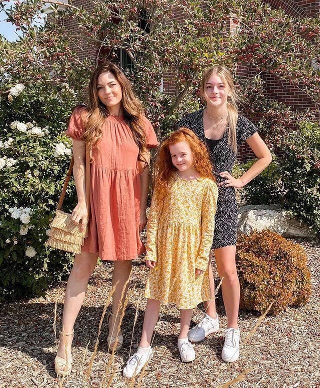 46-Year-Old Mom Of Seven Looks Like Her Own Daughters’ Sister