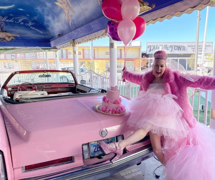 Woman, Obsessed With Pink, Marries Her Favorite Color…